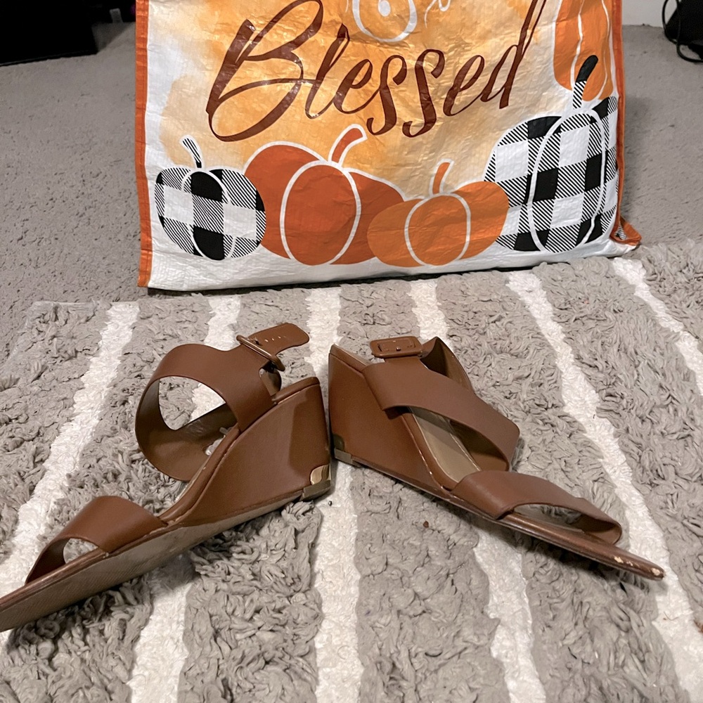 Free with any other pair of shoes! Just add them to a bundle and make an offer!